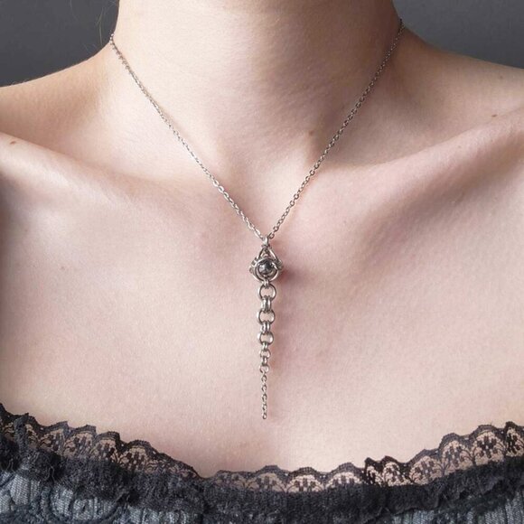 Gothic long spiky dagger chainmaille necklace with a small silver chain - Picture 2 of 5